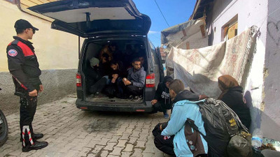Sürücüsünün terk ettiği minibüsün içinden 23 kaçak göçmen çıktı