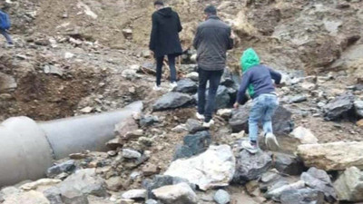 Diyarbakır'da sağanak yağış hayatı olumsuz etkiledi: Yol kapandı