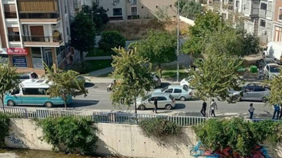 İzmir'de kapısı açık minibüsten düşen kadın yaşamını yitirdi