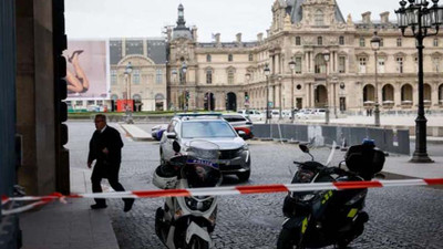 Fransa'da bomba ihbarı: Versailles Sarayı tahliye edildi