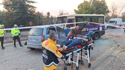 Ankara’da otomobil minibüs ile çarpıştı: Ölü ve yaralılar var