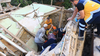 Evi yıkarken duvarın altında kaldılar: 1 kişi yaralandı
