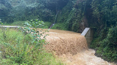 Rize'de şiddetli yağış nedeniyle 4 kişilik aile tahliye edildi