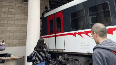 İzmir'de metro raydan çıktı, duvara çarptı