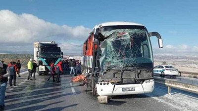 Otobüs park halindeki TIR’a çarptı: 1 ölü 2 yaralı