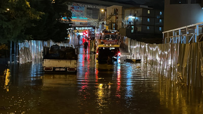 İstanbul'da sağanak yağış etkisini gösterdi: Rögarlar taştı, metro istasyonlarını su bastı