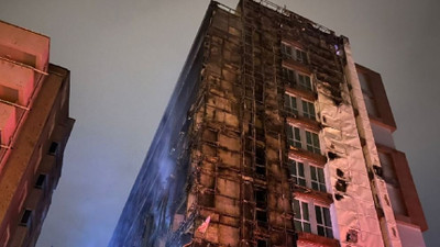 Bursa’da  99 ofisin bulunduğu 10 katlı bina yandı