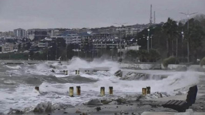 İstanbul'da fırtına: Seferler iptal edildi, trafik sekteye uğradı, tekneler battı