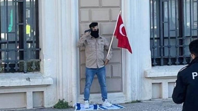 Türk bayrağıyla İsrail eylemi: Silahı kafasına dayadı