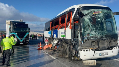 Yolcu otobüsü TIR'a çarptı; ölü ve yaralılar var