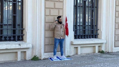 İzmir'de İsrail bayrağına basıp başına silah dayayan Pakistanlı tutuklandı