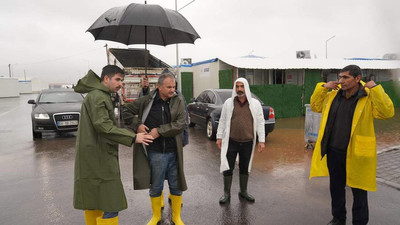 Depremzedeyi sel vurdu, AKP'li başkan şemsiyeyle gezerek fotoğraf çektirdi