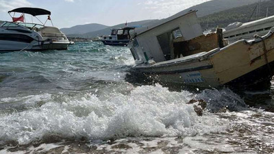 Fırtına nedeniyle iki tekne parçalandı, yetkililer 'denize çıkmayın' uyarısı yaptı