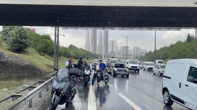İstanbul'da sağanak trafikte aksamalara neden oluyor