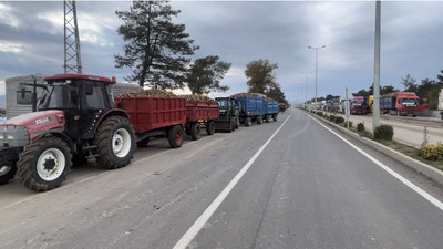Elazığ’da üreticiye görülen reva: Yüzlerce çiftçi traktörleriyle fabrika önünde ürünlerini vermeyi bekliyor