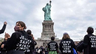 Barış yanlısı Yahudiler, ABD'deki Özgürlük Heykeli'ni işgal etti