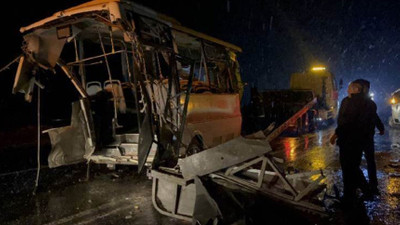 İki belediye otobüsü ile 1 karavan çarpıştı: 14 yaralı