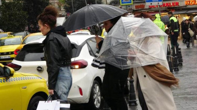 İstanbul'da kuvvetli rüzgar ve yağış vatandaşlara zor anlar yaşattı