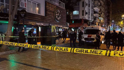 İzmir'de eğlence mekanı önünde silahlı saldırı