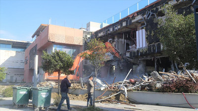 Depremde hasar alan AVM'nin yıkımına başlandı