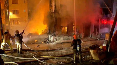 Beyoğlu'nda ahşap binada yangın çıktı