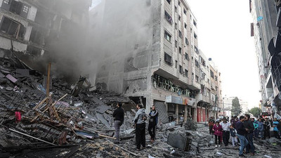 İsrail, Gazze'de medya ofisi bombaladı