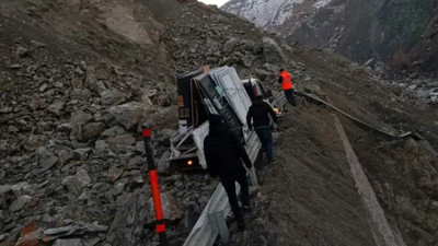Hakkari'de heyelan: Kayalar kamyonete düştü, üç kişi yaralı