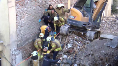Kadıköy'de bina çöktü: Bir işçi enkaz altında kaldı