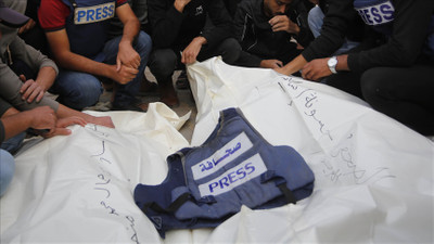İsrail, Filistinli 2 gazeteciyi daha öldürdü