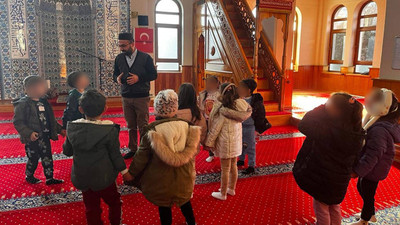 Anaokulu öğrencileri camiye götürüldü
