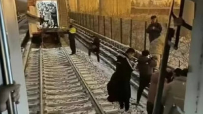 Pekin'de iki metro treni çarpıştı: Çok sayıda yaralı var