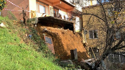Sarıyer'de bir evin istinat duvarı çöktü