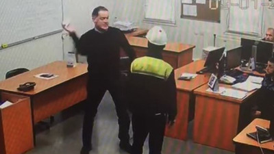 Patron, işçiye önce hakaret etti sonra kağıt fırlattı: O anlar kameralarda