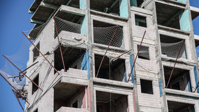 Mersin'de 10 katlı inşaatta güvenlik filesine düşen işçi kurtarıldı