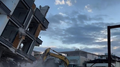 Hatay'da bina çöktü: Operatör canını son anda kurtardı