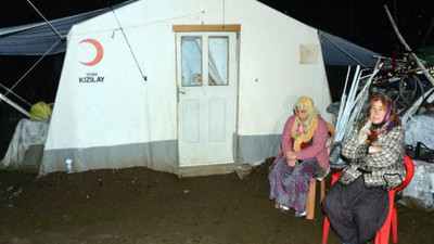 Depremzede aileye şehit ateşi düştü: Çadıra Türk bayrağı asıldı, ısıtıcı götürüldü