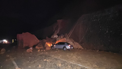 Yola düşen dev kayalar Ankara yolunu ulaşıma kapattı
