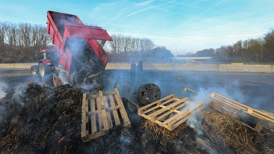 Fransa'da çiftçiler traktörleriyle eylem yaptı