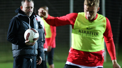 Sergen Yalçın, Antalyaspor'daki ilk antrenmanına çıktı