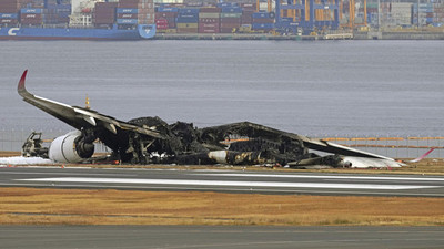 Japonya'daki faciada uçağın enkazı havadan görüntülendi