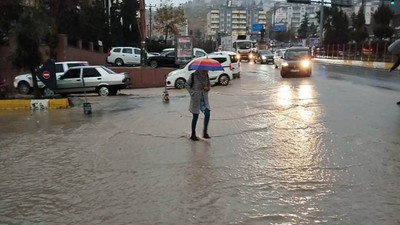 Mardin'de sağanak yağış: Cadde ve sokaklar suyla doldu
