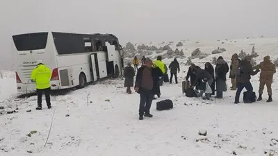 Kars'ta yolcu otobüsü kaza yaptı: Ölü ve yaralılar var