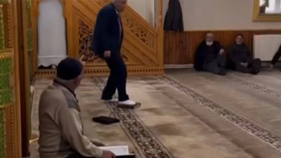Cami derneğinin başkan adayı Kuran'a bastı, gözaltına alındı