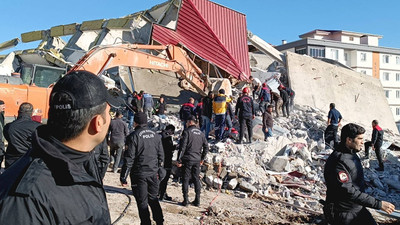 Kahramanmaraş'ta ağır hasarlı bina yıkım sırasında devrildi: Operatör enkaz altında