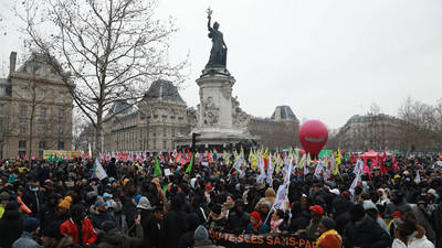 Paris'te hükümetin tartışmalı göç yasası protesto edildi