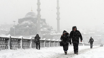 İstanbul'da beklenen kar yağışı başladı: Çatalca'da yollar kapandı