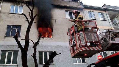 Yangında balkondan atlayan kadın yaralandı: 14 kişi dumandan etkilendi