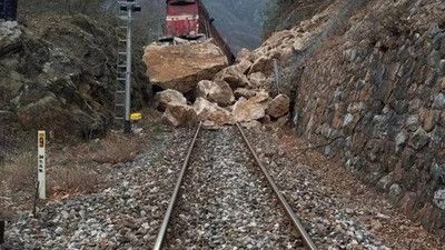 Yük treni dağdan kopan dev kayalar nedeniyle raydan çıktı