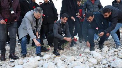 Hataysporlu futbolcular, Rönesans Rezidans enkazına karanfil bıraktı