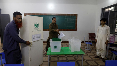 Pakistan'da genel seçimler: Telefon ve internet hizmetleri askıya alındı